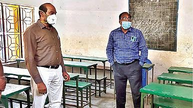 10 மற்றும் 12-ம் வகுப்புகள் இன்று முதல் திறக்கப்படவுள்ளன. இதனையொட்டி, திருப்பத்தூர் அரசு பூங்கா நிதியுதவி பள்ளியில் மாணவர்களுக்கு தேவையான வசதிகள் செய்யப்பட்டுள்ளனவா? என்பதை ஆட்சியர் சிவன் அருள் நேற்று ஆய்வு செய்தார். அருகில், மாவட்ட முதன்மை கல்வி அலுவலர் மார்ஸ். அடுத்த படம்: வேலூர் கொசப்பேட்டையில் உள்ள ஈ.வெ.ரா.நாகம்மை அரசு மாதிரி மகளிர் மேல்நிலைப்பள்ளியில் வகுப்பறையை வழிகாட்டி நெறிமுறைகளின்படி முன்னேற்பாடு பணிகளை செய்த ஆசிரியைகள். கடைசிப்படம்: திருவண்ணாமலை நகராட்சி பெண்கள் மேல்நிலை பள்ளி சுவர் மற்றும் கதவுகள் கிருமி நாசினி கொண்டு சுத்தம் செய்யப்பட்டது.