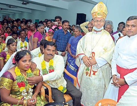 தூத்துக்குடியில் 5 மாற்றுத்திறனாளி ஜோடிகளுக்கு கூட்டுத்திருமணத்தை ஆயர் ஸ்டீபன் ஆண்டகை நடத்தி வைத்தார்.