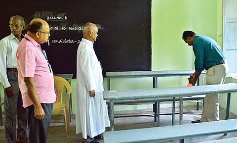 தூத்துக்குடி தூய மரியன்னை ஆண்கள் மேல்நிலைப்பள்ளியில் கிருமி நாசினி மருந்து தெளிக்கும் பணி நேற்று நடைபெற்றது.                       படம்: என்.ராஜேஷ்