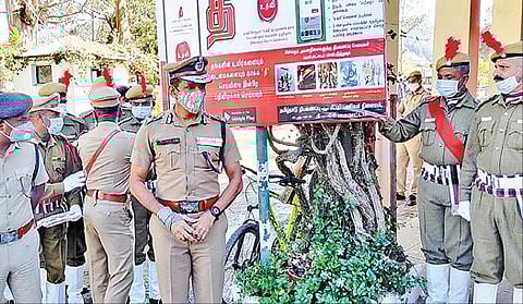 உதகை தீயணைப்பு நிலையத்தில் நேற்று ஆய்வு மேற்கொண்ட தீயணைப்பு மற்றும் மீட்புப் பணிகள் துறை இயக்குநர் சி.சைலேந்திரபாபு. படம்: ஆர்.டி.சிவசங்கர்