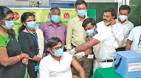 திருப்பூரில் உள்ள மாநகராட்சி மகப்பேறு மருத்துவமனையில் நேற்று கரோனா தடுப்பூசி போட்டுக்கொண்ட திருப்பூர் ஆட்சியர் க.விஜயகார்த்திகேயன்.