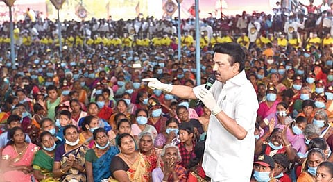 சேலம் மாவட்டம் எடப்பாடி சட்டப்பேரவை தொகுதிக்கு உட்பட்ட கொங்கணாபுரம் அடுத்த குருமப்பட்டியில் நேற்று நடந்த திமுக மக்கள் கிராம சபை கூட்டத்தில் திமுக தலைவர் மு.க.ஸ்டாலின் பேசினார். படம்: எஸ். குரு பிரசாத்