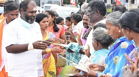 முன்னாள் முதல்வர்கள் எம்ஜிஆர், ஜெயலலிதாவுக்கு கோயில் அமைத்து கும்பாபிஷேகேம்: மதுரை திருமங்கலம் பகுதியில் வீடுவீடாகச் சென்று மக்களுக்கு அழைப்பு விடுத்த அமைச்சர் உதயகுமார்