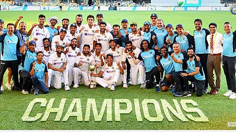 டெஸ்ட் தொடரை வென்ற மகிழ்ச்சியல் கோப்பையுடன் இந்திய அணி: படம் உதவி | ட்விட்டர்.