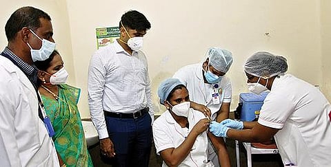 போளூர் அரசு மருத்துவமனையில் கரோனா தடுப்பூசி போடும் பணியை ஆய்வு செய்த ஆட்சியர் சந்தீப் நந்தூரி.