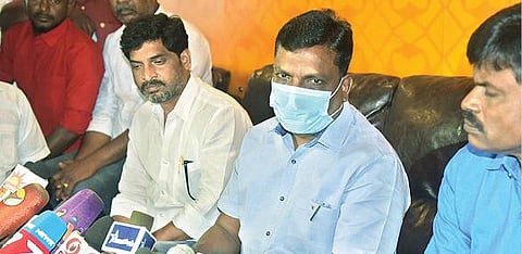 வேலூரில் நேற்று செய்தியாளர்களை சந்தித்த விடுதலை சிறுத்தைகள் கட்சியின் தலைவர் தொல்.திருமாவளவன். படம்:வி.எம்.மணிநாதன்.