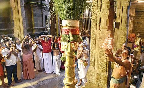 கழுகுமலை கழுகாசலமூர்த்தி கோயிலில் தைப்பூச திருவிழா கொடியேற்றம் நேற்று நடந்தது. (அடுத்த படம்) பூதப்பாண்டி பூதலிங்கசுவாமி கோயிலில் தைத்திருவிழா நேற்று கொடியேற்றத்துடன் தொடங்கியது.