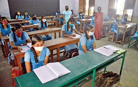 பாளையங்கோட்டை சாராள் தக்கர் மேல்நிலைப்பள்ளியில் முகக்கவசம் அணிந்து வகுப்பறையில் அமர்ந்திருந்த மாணவிகள்.(வலது) மேலகரம் அரசு மேல்நிலைப் பள்ளியில் தென்காசி மாவட்ட ஆட்சியர் சமீரன் ஆய்வு செய்தார். படம்: மு. லெட்சுமி அருண்