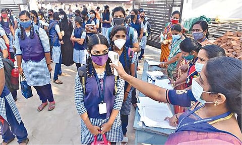 தமிழகம் முழுவதும்  10-ம் வகுப்பு மற்றும் பிளஸ் 2 மாணவர்களுக்கு மட்டும் நேற்று முதல் பள்ளிகள் திறக்கப்பட்டு வகுப்புகள் தொடங்கப்பட்டது. சேலம் கோட்டை அரசு மகளிர் மேல்நிலைப் பள்ளியில் மாணவிகளின் உடல் வெப்பநிலை சோதனைக்கு பின்னர் பள்ளிக்குள் அனுமதிக்கப்பட்டனர்.	                      படம்: எஸ். குரு பிரசாத்