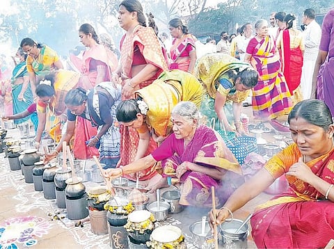 சிவகங்கை அருகே நாட்டரசன்கோட்டையில் நகரத்தாரின் செவ்வாய் பொங்கல் விழாவில் பொங்கல் வைத்த பெண்கள்.