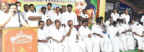 விழுப்புரத்தில் எம்ஜிஆர் பிறந்தநாள் விழா பொதுக்கூட்டத்தில் அமைச்சர் சி.வி. சண்முகம் பேசுகிறார்.