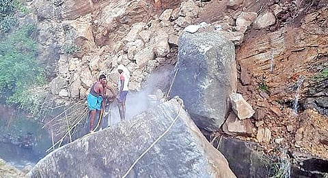 திருப்பூர் மாவட்டம் உடுமலை அருகே காண்டூர் கால்வாயில் விழுந்த பாறையை அகற்றும் பணியில் ஈடுபட்ட பணியாளர்கள்.