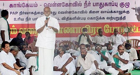 காங்கயத்தில் நேற்று நடந்த உண்ணாவிரதப் போராட்டத்தில் பங்கேற்ற விவசாயிகளின் ஒரு பகுதியினர்.