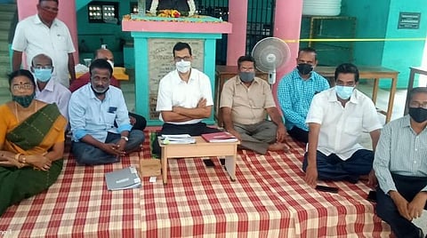 கல்லூரி வளாகத்தில் போராட்டத்தில் ஈடுபட்டுள்ள முதல்வர் சசிகாந்த தாஸ் மற்றும் பேராசிரியர்கள்