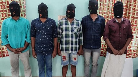 கேரள நகைக்கடைக்கு கொண்டு சென்ற ரூ.76 லட்சம் பணத்தை போலீஸ் உடை அணிந்து கொள்ளையடித்த கும்பல்: குமரியில் 5 பேர் கைது