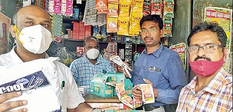 வேலூர் பஜார் பகுதியில் உணவு பாதுகாப்புத்துறை அதிகாரிகள் நேற்று சோதனை நடத்தினர்.