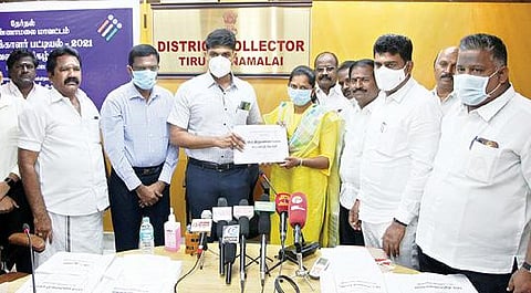 திருவண்ணாமலை மாவட்டத்தில் இறுதி வாக்காளர் பட்டியலை மாவட்ட ஆட்சியர் சந்தீப் நந்தூரி வெளியிட, வருவாய் கோட்டாட்சியர் தேவி பெற்றுக் கொண்டார்.