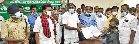 திருப்பத்தூர் ஆட்சியர் அலுவலகத்தில் 42 குடும்பத்தாருக்கு இலவச வீட்டு மனை பட்டாவை வழங்கிய அமைச்சர் கே.சி.வீரமணி. அருகில், ஆட்சியர் சிவன் அருள், எஸ்பி டாக்டர்.விஜயகுமார் உள்ளிட்டோர்.