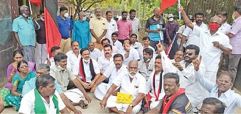 திருநெல்வேலி மாநகராட்சி அலுவலகம் முன் ஏ.எல்.எஸ்.லட்சுமணன் எம்எல்ஏ தலைமையில் நடைபெற்ற மறியல்.  படம்: மு.லெட்சுமி அருண்