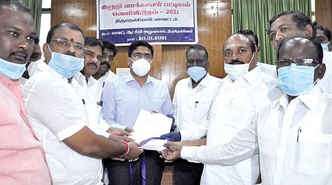 தென்காசி மாவட்ட  இறுதி வாக்காளர் பட்டியலை ஆட்சியர் சமீரன் வெளியிட,  ஆட்சியரின் நேர்முக உதவியாளர் கவிதா பெற்றுக்கொண்டார்.