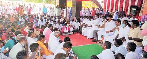 விழுப்புரம் அருகே நன்னாடு கிராமத்தில் திமுக சார்பில் மக்கள் கிராம சபைக்கூட்டம் நடைபெற்றது.