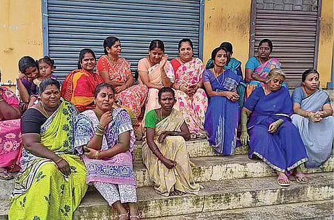 வடலூர்  பாலாஜி நகரில்  டாஸ்மாக் கடையை  முற்றுகையிட்ட பெண்கள்.