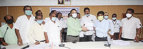 கடலூரில் மாவட்டத்தில்  இறுதி வாக்காளர் பட்டியலை ஆட்சியர் சந்திரசேகர் சாகமூரி வெளியிட்டார்.