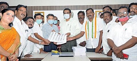 திருவள்ளூர் மாவட்ட இறுதி வாக்காளர் பட்டியலை மாவட்ட ஆட்சியர் பொன்னையா, அங்கீகரிக்கப்பட்ட அனைத்து அரசியல் கட்சிகளின் பிரதிநிதிகள் முன்னிலையில் வெளியிட்டார்.