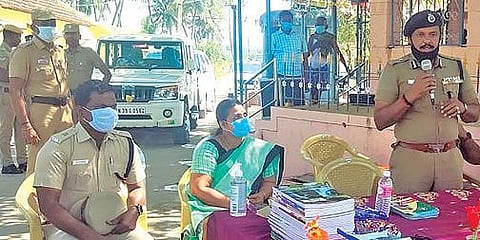 கருவலூரில் பொதுமக்களுடன் கலந்துரையாடிய  ஐ.ஜி. பெரியய்யா.