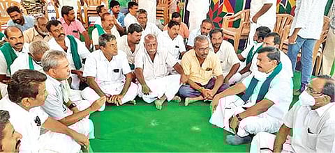 காங்கயத்தில் நேற்று விவசாயிகளின் உண்ணாவிரத போராட்டத்துக்கு ஆதரவு தெரிவித்து பங்கேற்ற மு.பெ.சாமிநாதன் உள்ளிட்டோர்.