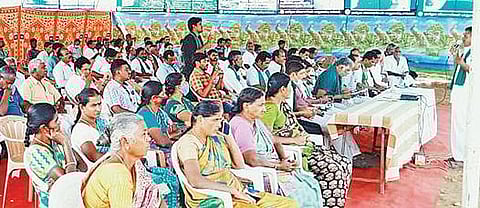 படியூரில் காத்திருப்பு போராட்டத்தில் ஈடுபட்டுள்ள விவசாயிகள்.