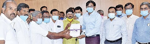 திருப்பூரில் நேற்று வாக்காளர் இறுதிப் பட்டியலை வெளியிட்ட ஆட்சியர் க.விஜயகார்த்திகேயன் உள்ளிட்டோர்.