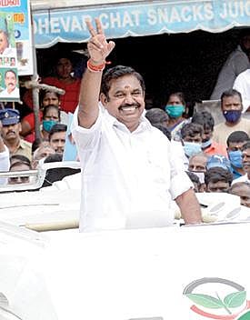 பெரும்புதூரில் முதல்வர் பழனிசாமி நேற்று தேர்தல் பிரச்சாரத்தில் ஈடுபட்டார். அப்போது மக்களை பார்த்து இரட்டை இலை சின்னத்தை காண்பித்து வாக்கு சேகரித்தார்.படங்கள்: எம்.முத்துகணேஷ்