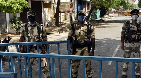 சாலைகள் அடைக்கப்பட்டு பாதுகாப்பில் மத்திய துணை ராணுவப்படை படம்- எம். சாம்ராஜ்