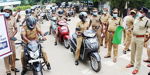 திருநெல்வேலியில் 32 -வது தேசிய சாலை பாதுகாப்பு மாத விழாவை முன்னிட்டு 100 பெண் காவலர்கள் பங்கேற்ற இருசக்கர வாகன விழிப்புணர்வு பேரணி நடைபெற்றது. படம்:மு.லெட்சுமிஅருண்