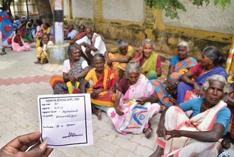 மாதாந்திர உதவித்தொகை கேட்டு திருநெல்வேலி மாவட்ட ஆட்சியர் அலுவலகத்தில்  முறையிட்ட முதியோர்.