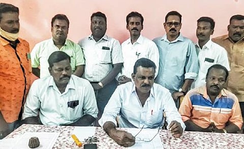 சிதம்பரம் அண்ணாமலை பல்கலைக் கழக ஊழியர் சங்க தலைவர் மனோகரன் பேட்டி அளித்தார்.