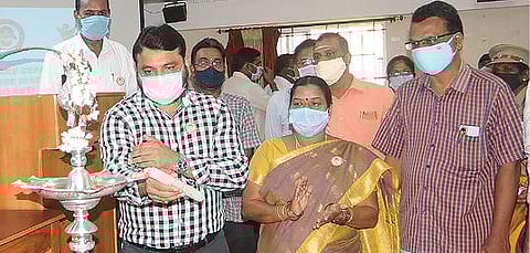 கடலூரில் பெண் குழந்தைகளை காப்போம் ஒருநாள் பயிற்சி கருத்தரங்கை மாவட்ட ஆட்சியர் சந்திரசேகர் சாகமூரி குத்துவிளக்கு ஏற்றி தொடங்கி வைத்தார்.