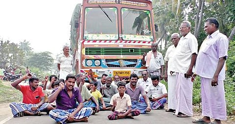 வெளிமாவட்டத்தில் இருந்து நெல் ஏற்றி வந்த லாரியை கூகலூர் பகுதியில் விவசாயிகள் சிறை பிடித்து போராட்டத்தில் ஈடுபட்டனர்.
