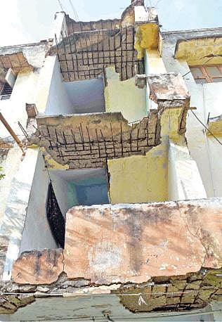 கோவை சிங்காநல்லூர் உழவர் சந்தை அருகே சிதிலமடைந்த நிலையில் காணப்படும் தமிழ்நாடு வீட்டு வசதி வாரிய அடுக்குமாடி குடியிருப்பு வளாகம்.  (அடுத்த படம்) எப்போது வேண்டுமானாலும் இடிந்து விழும் நிலையில் வீடுகளின் சுவர்கள் மற்றும் தளங்கள். படங்கள்: ஜெ.மனோகரன்