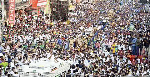 காஞ்சிபுரம், செங்கல்பட்டு மாவட்டங்களில் நேற்று பிரச்சாரத்தில் ஈடுபட்ட முதல்வர் பழனிசாமி, தாம்பரம் பகுதியில் ஏராளமாக திரண்டிருந்த தொண்டர்கள் மத்தியில் பேசுகிறார்.படம்: எம்.முத்துகணேஷ்