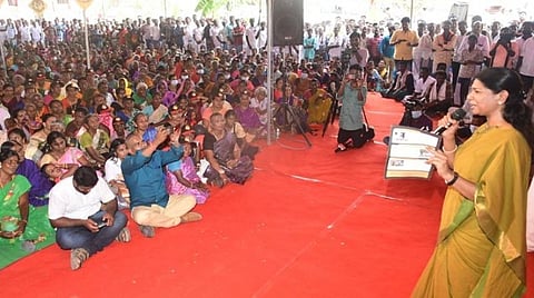 சாயல்குடி உறைகிணறு பகுதியில் மக்கள் கிராம சபைக் கூட்டத்தில் பேசிய கனிமொழி எம்பி| படம்:எல்.பாலச்சந்தர்.