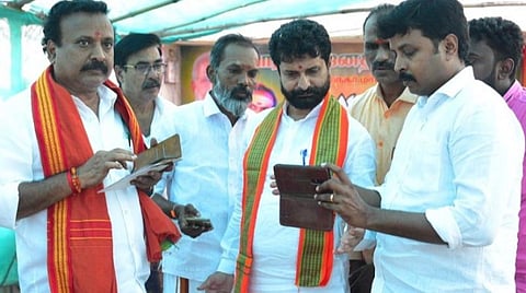 மதுரை மேலமடையில் சமீபத்தில் தாக்குதல் நடத்தப்பட்டமதுரை புறநகர் மாவட்ட பாஜக அலுவலகத்தை பாஜக மேலிட பார்வையாளர் சி.டி.ரவி இன்று பார்வையிட்டார். படம்: எஸ்.கிருஷ்ணமூர்த்தி.