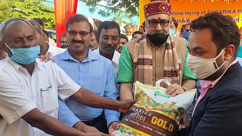 மானாமதுரையில் அக்குவா அக்ரி நிறுவனத்தில் மத்திய அமைச்சர் கிரிராஜ் சிங் பயனாளிகளுக்கு நலத்திட்ட உதவிகளை வழங்கினார்.