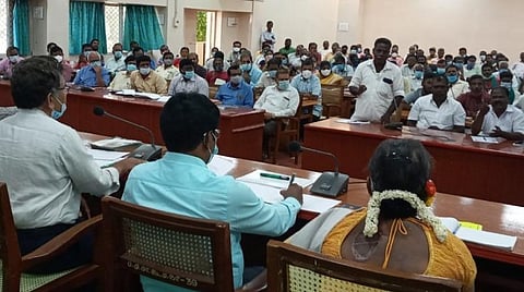 சிவகங்கை மாவட்ட ஆட்சியர் அலுவலகத்தில் ஆட்சியர் பி.மதுசூதன் ரெட்டி தலைமையில் விவசாயிகள் குறைதீர் கூட்டம் நடந்தது.  