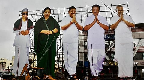 கோவை செல்வபுரம் அருகே அதிமுக சார்பில் வைக்கப்பட்டுள்ள பிரம்மாண்ட கட் அவுட்டுகள். | படம்: ஜெ.மனோகரன்.