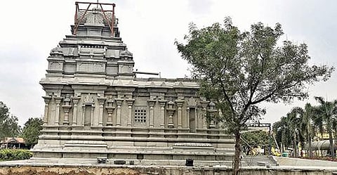 வேலூர் அடுத்த புரத்தில்  சக்தி கணபதிக்கு கட்டப்பட்டுள்ள கோயில்.