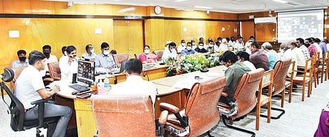 தி.மலையில் நடைபெற்ற குறைதீர்வு கூட்டத்தில் காணொலி காட்சி வாயிலாக விவசாயிகளிடம் குறைகளை கேட்டறிந்த ஆட்சியர் சந்தீப் நந்தூரி.