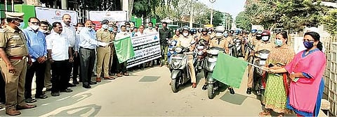 திருப்பத்தூர் ஆட்சியர் அலுவலகம் முன்பாக சாலை பாதுகாப்பு விழிப்புணர்வு பேரணியை ஆட்சியர் சிவன் அருள், எஸ்பி டாக்டர். விஜயகுமார் ஆகியோர் கொடியசைத்து தொடங்கி வைத்தனர்.