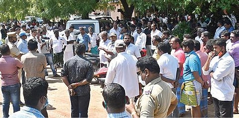 தூத்துக்குடியில் மீன்வளத்துறை இணை இயக்குநர் அலுவலகத்தை முற்றுகையிட்டு மீன்பிடித் துறைமுக விசைப்படகு மீனவர்கள் திடீர் போராட்டத்தில் ஈடுபட்டனர். 							     படம்: என்.ராஜேஷ்